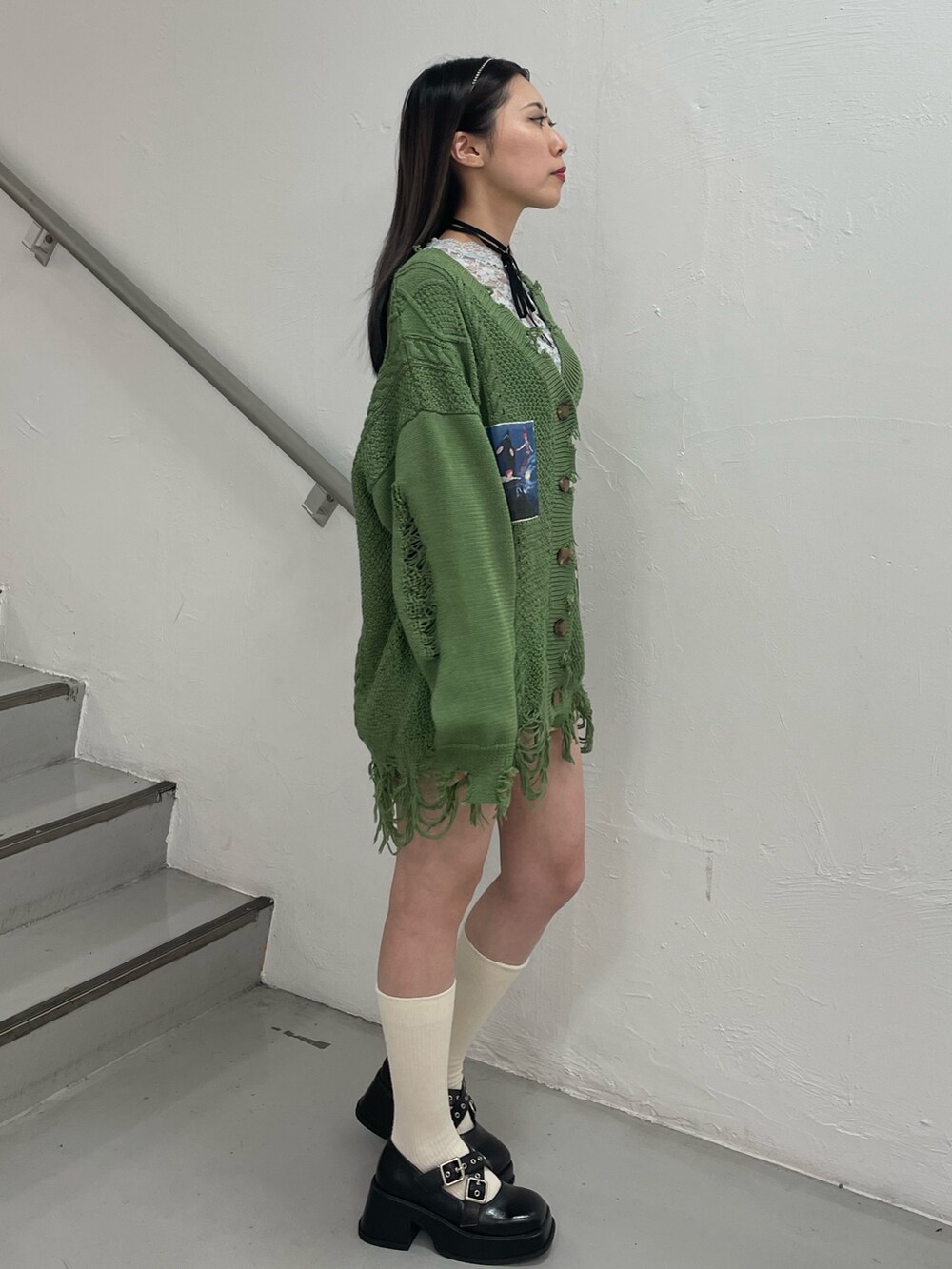 グリーン系のカーディガン/ボレロ、ベージュ系のスカート、ブルー系のTシャツ/カットソーを着用したレディースの夏コーディネートの3枚目の写真