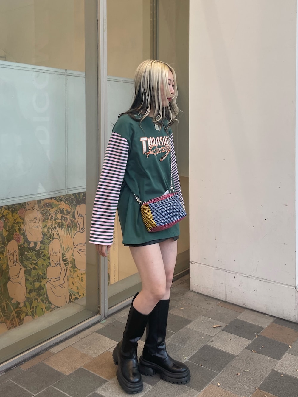 グリーン系のTシャツ/カットソー、その他のショルダーバッグ、ブラック系のその他パンツを着用したレディースの秋コーディネートの8枚目の写真