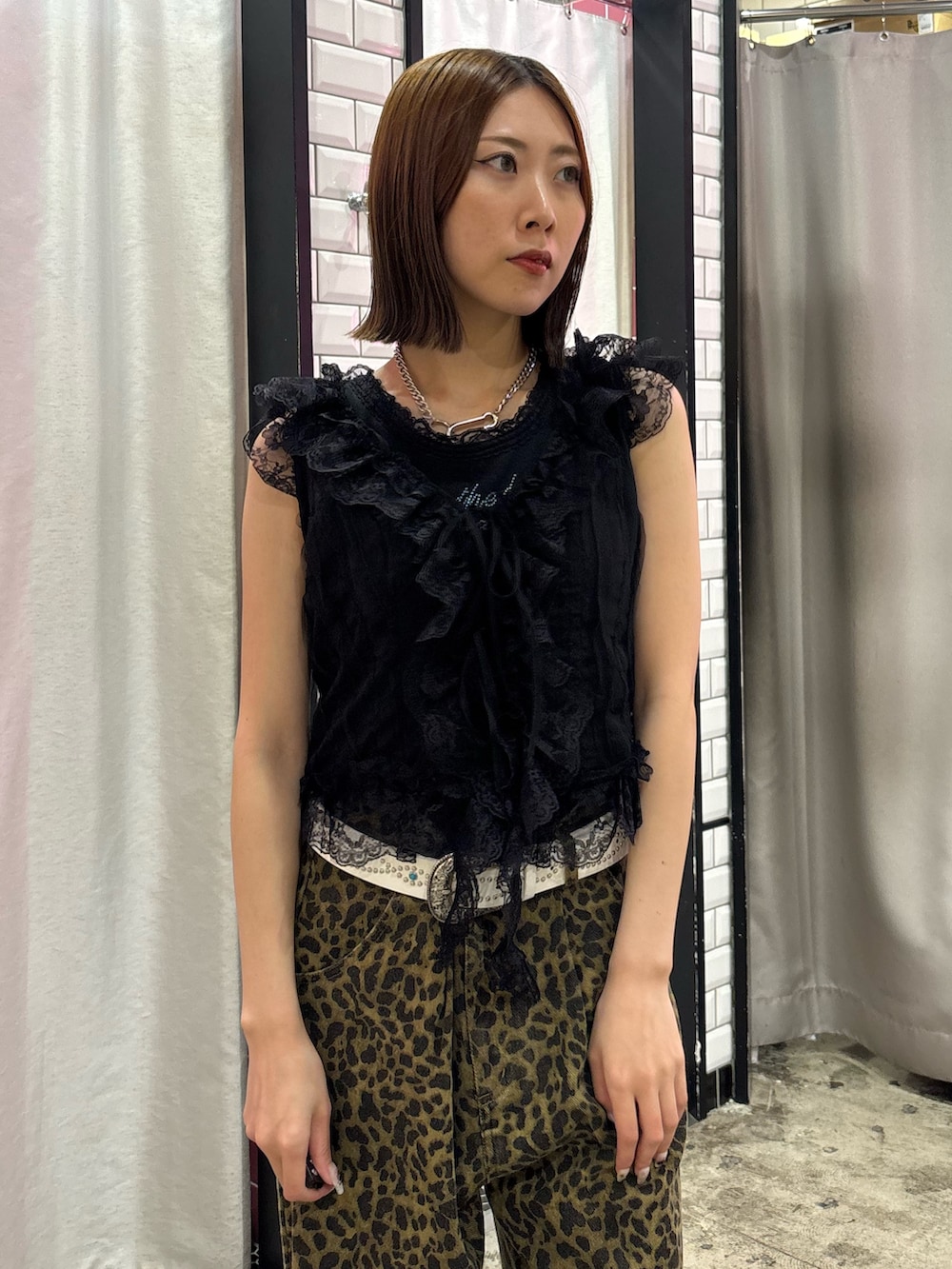 ブラウン系のその他パンツ、ブラック系のベスト、ブラック系のタンクトップを着用したレディースの夏コーディネートの6枚目の写真