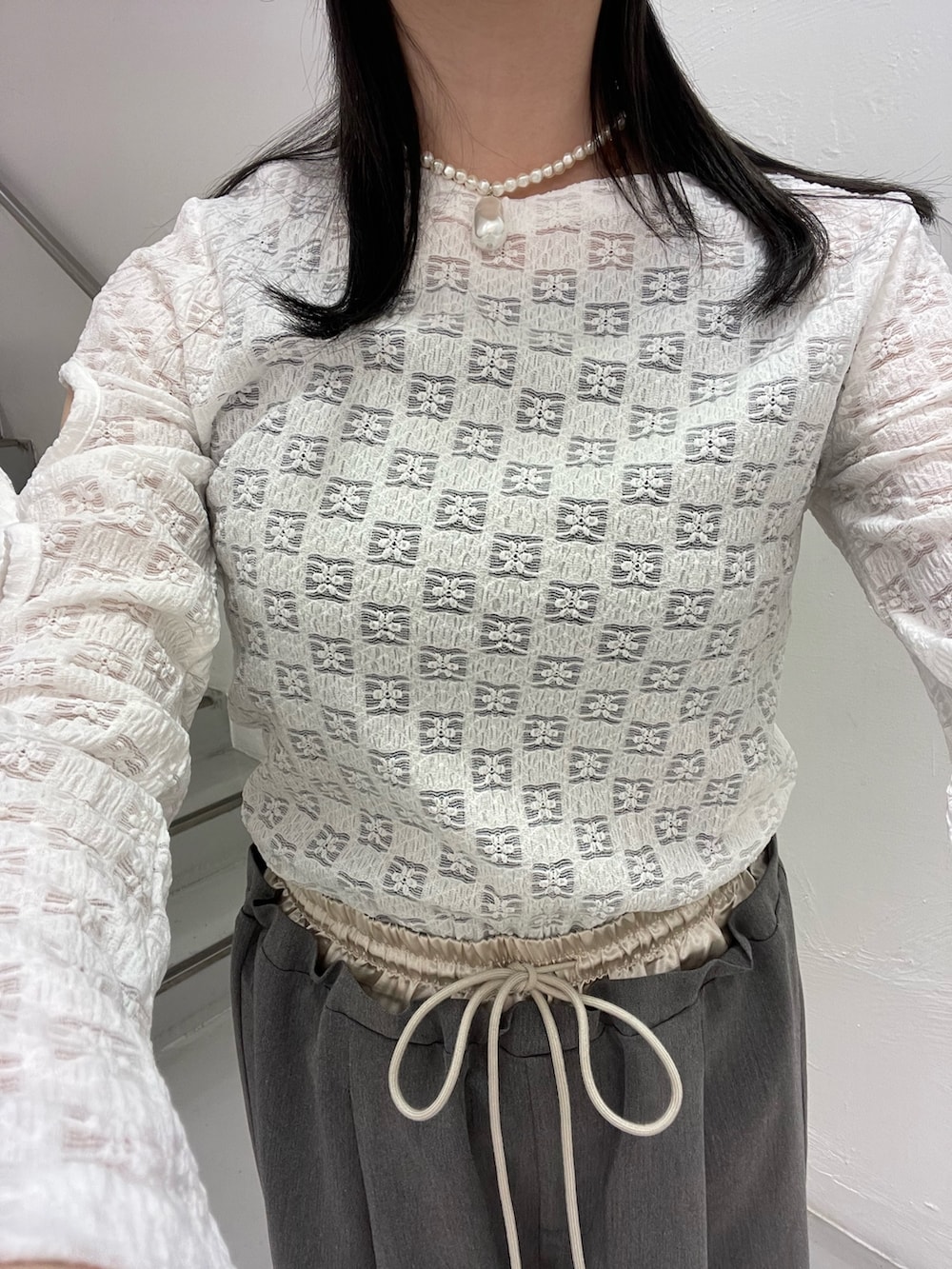 グレー系のその他パンツ、ホワイト系のTシャツ/カットソー、シルバー系のネックレスを着用したレディースの春コーディネートの8枚目の写真