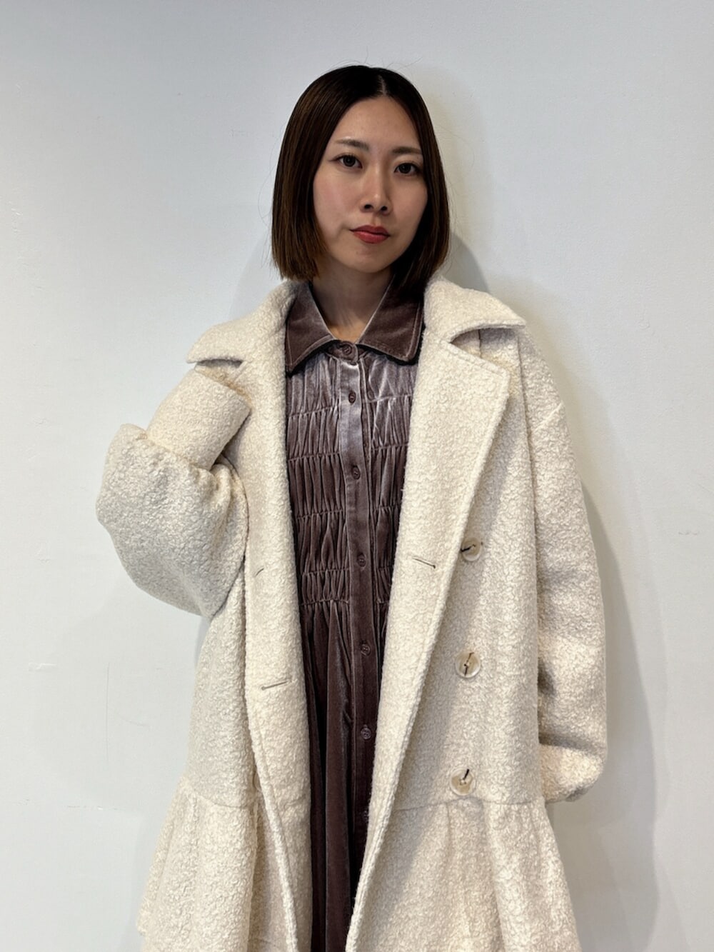 ホワイト系のブーツ、ホワイト系のトレンチコート、ピンク系のワンピースを着用したレディースの夏コーディネートの5枚目の写真