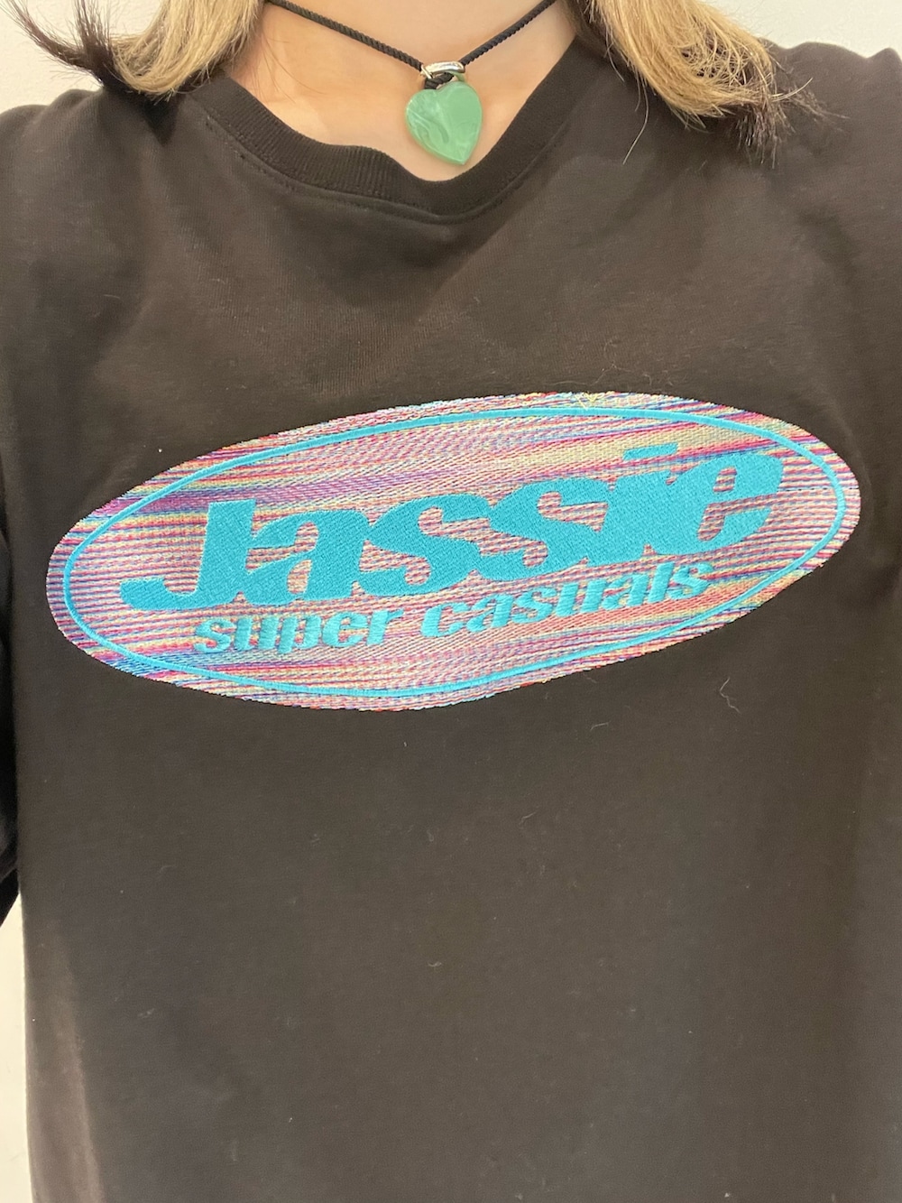 ブラック系のTシャツ/カットソー、ブラック系のその他パンツ、ブラック系のヘアバンドを着用したレディースの春コーディネートの9枚目の写真