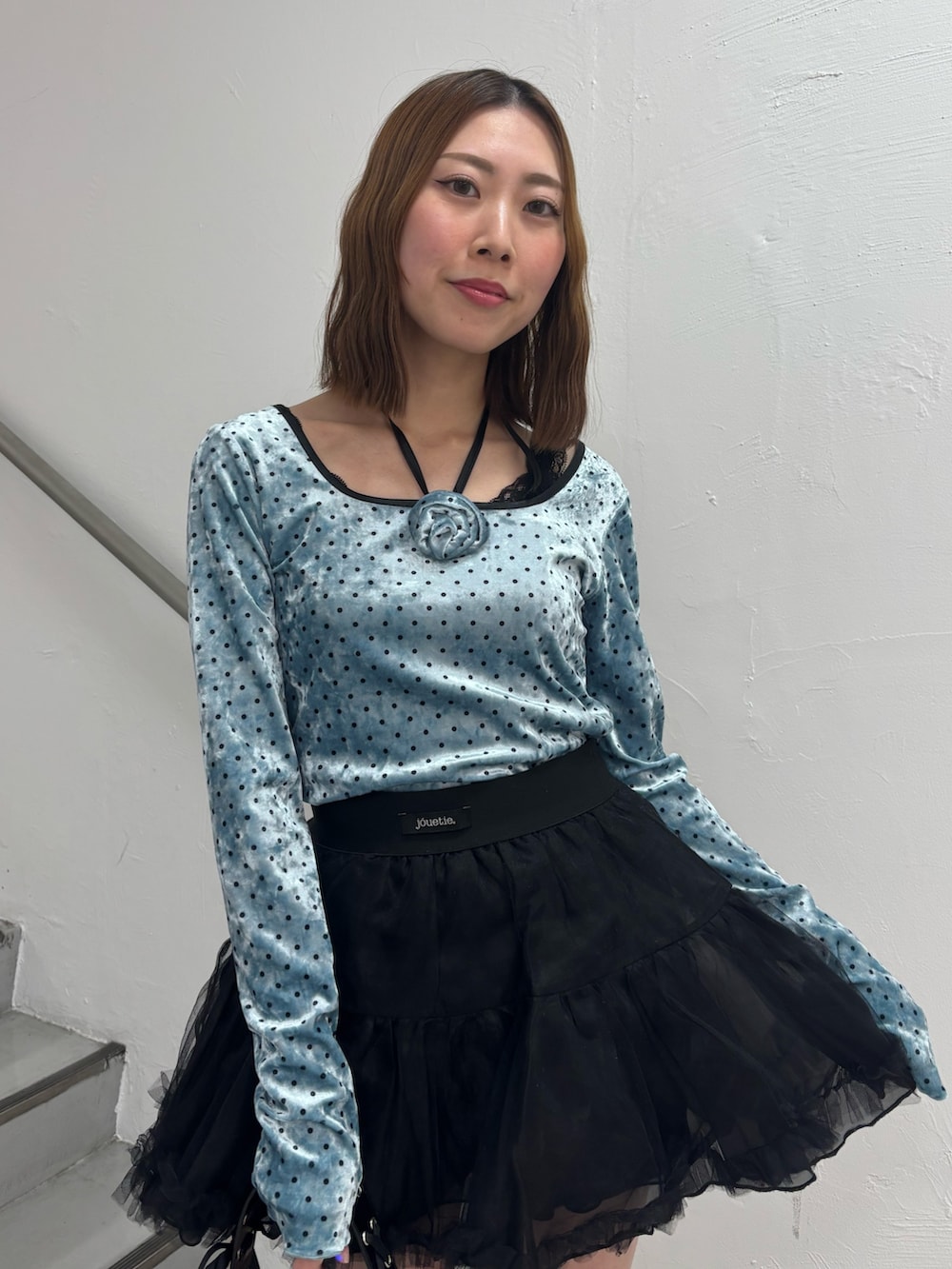 レッド系のスカート、ブルー系のTシャツ/カットソー、ブラック系のローファーを着用したレディースの冬コーディネートの6枚目の写真