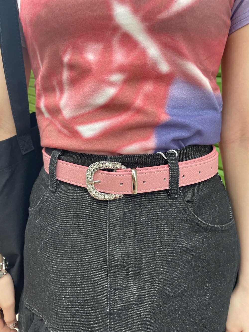 ブラック系のスカート、ブラック系のトートバッグ、パープル系のTシャツ/カットソーを着用したレディースの春コーディネートの8枚目の写真