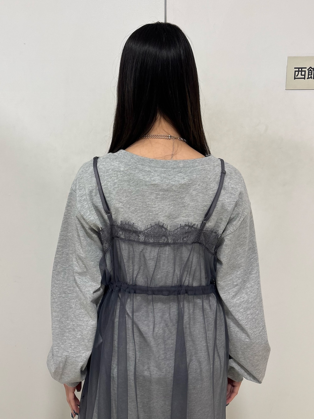 グレー系のワンピース、シルバー系のネックレスを着用したレディースの春コーディネートの7枚目の写真