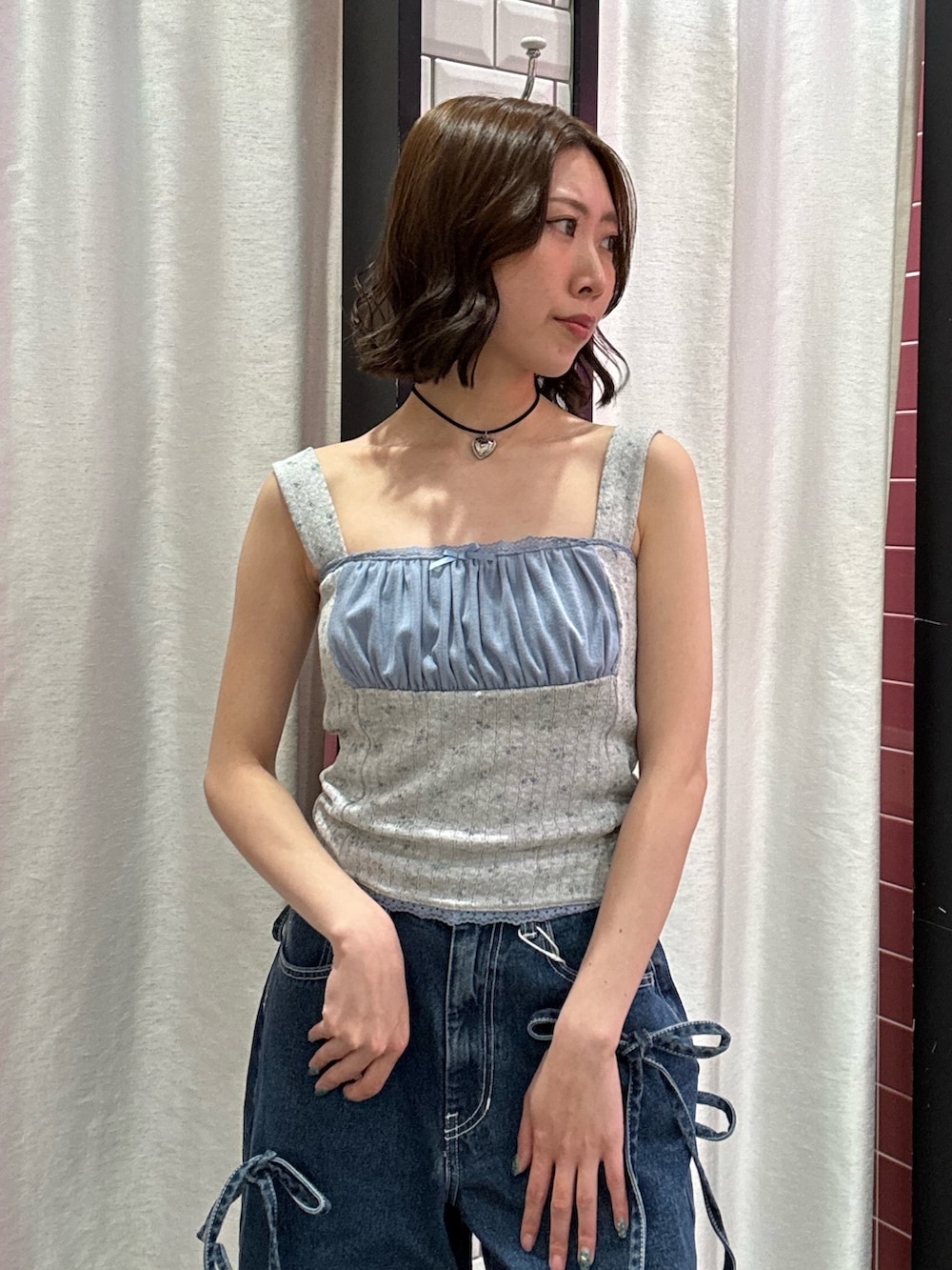 ブルー系のデニムパンツ、グレー系のキャミソール、シルバー系のパンプスを着用したレディースの春コーディネートの6枚目の写真