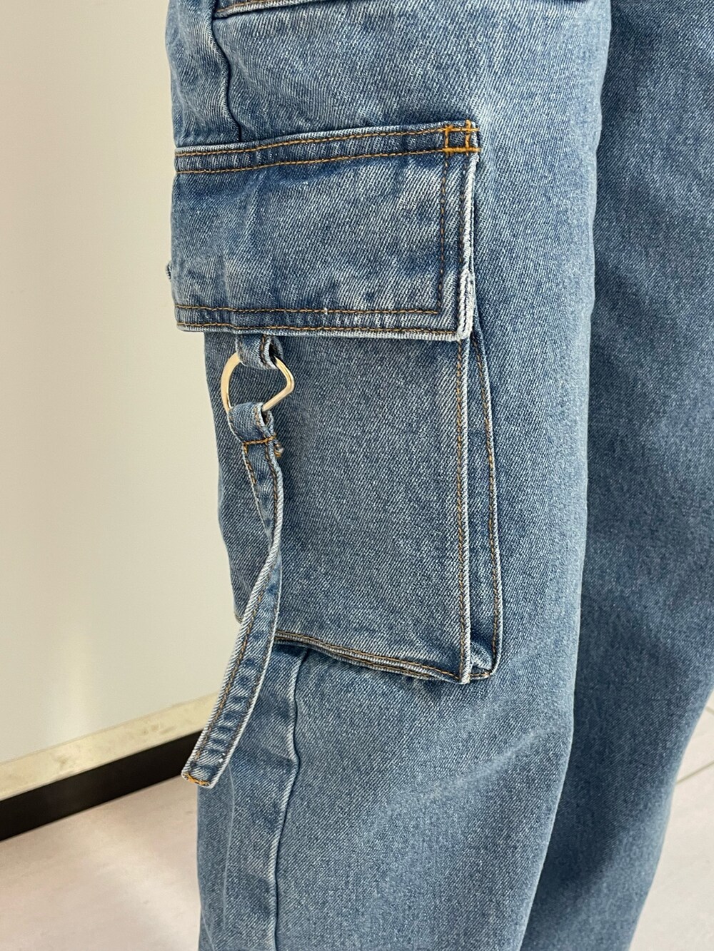 ブルー系のカーゴパンツ、グリーン系のテーラードジャケット、シルバー系のハンドバッグを着用したレディースの春コーディネートの10枚目の写真