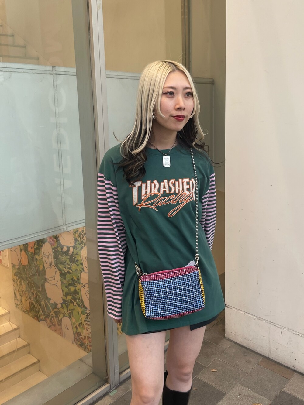 グリーン系のTシャツ/カットソー、その他のショルダーバッグ、ブラック系のその他パンツを着用したレディースの秋コーディネートの9枚目の写真