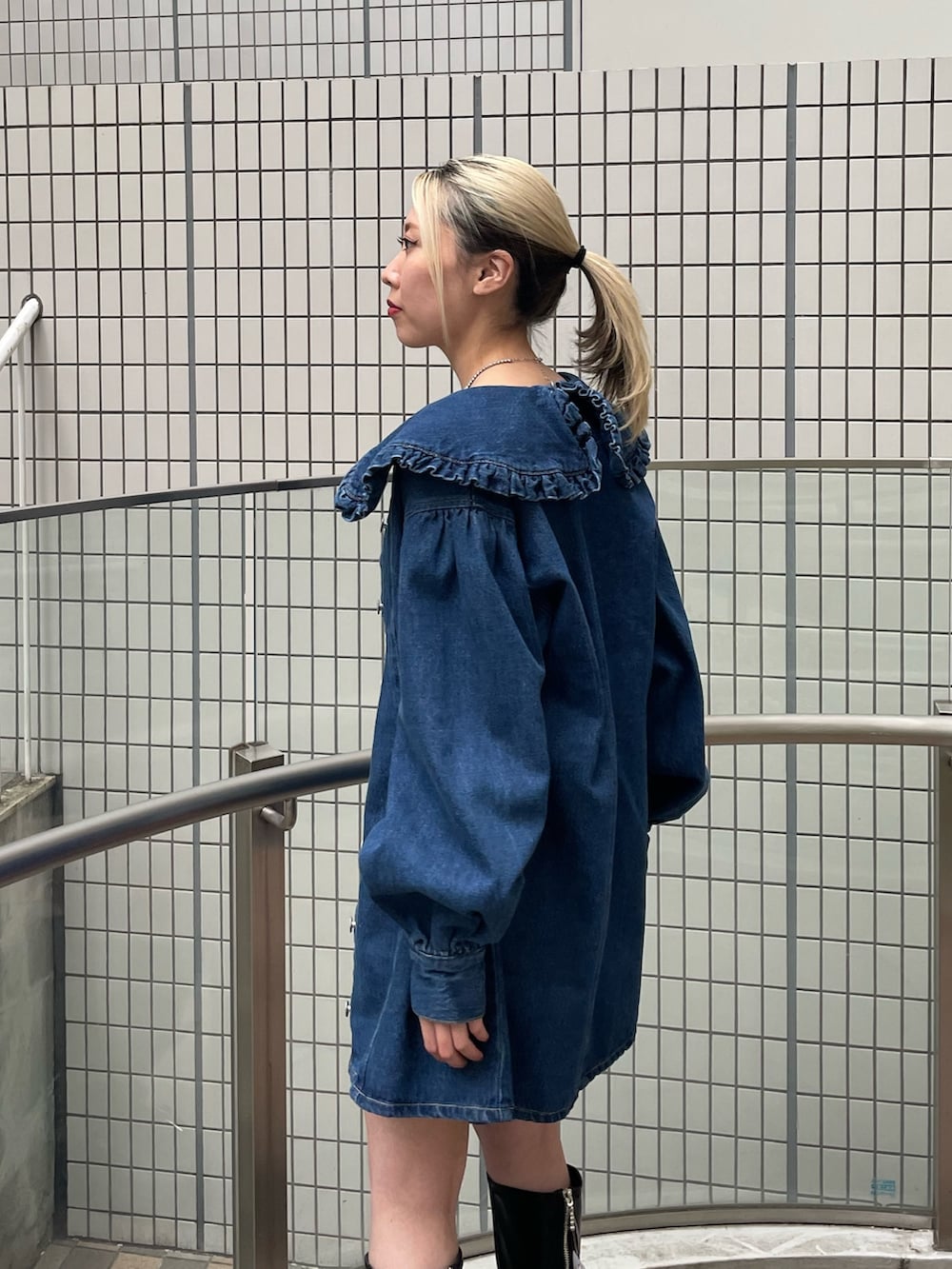 ブルー系のワンピース、ブルー系のキャミソール、ブルー系のデニムパンツを着用したレディースの春コーディネートの7枚目の写真