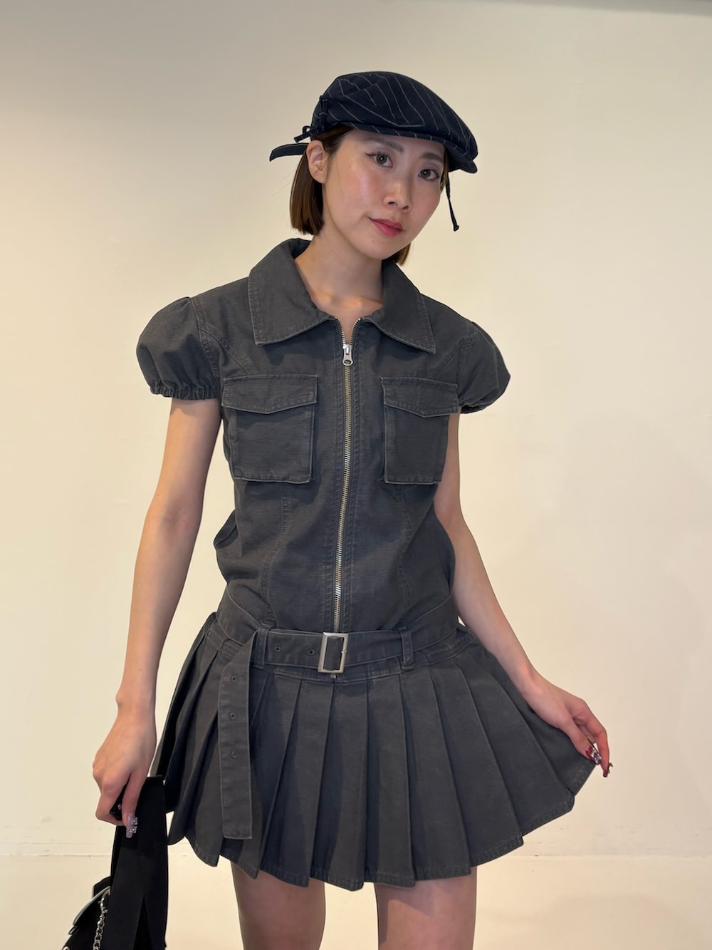 ブラック系のワンピース、ブラック系のボストンバッグ、ブルー系のハンチング/ベレー帽を着用したレディースの冬コーディネートの5枚目の写真