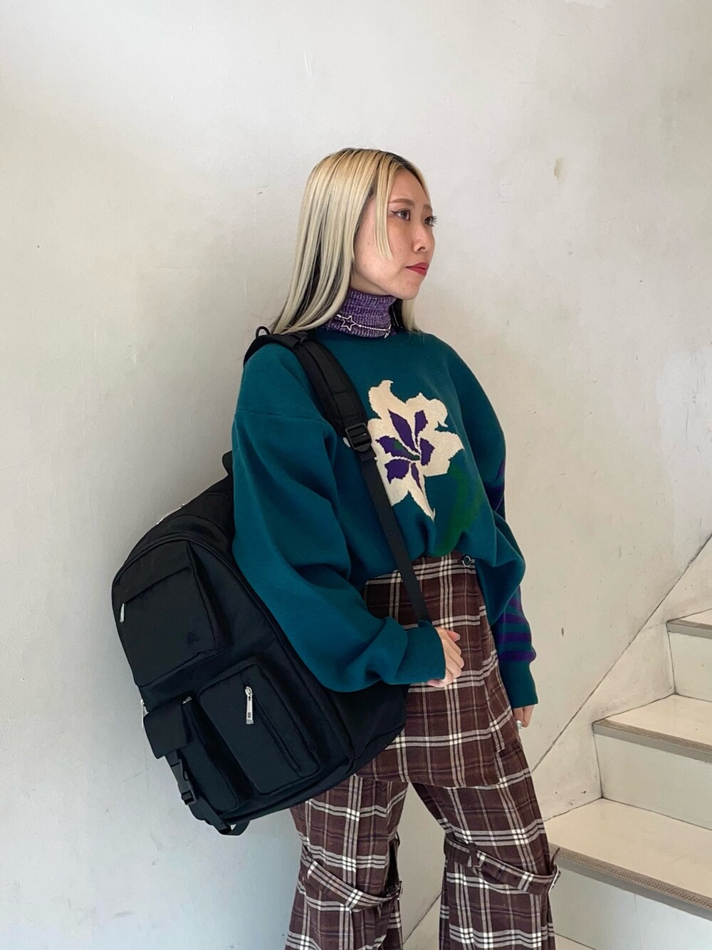 ブルー系のニット/セーター、パープル系のニット/セーター、ブラウン系のその他パンツを着用したレディースの秋コーディネートの5枚目の写真