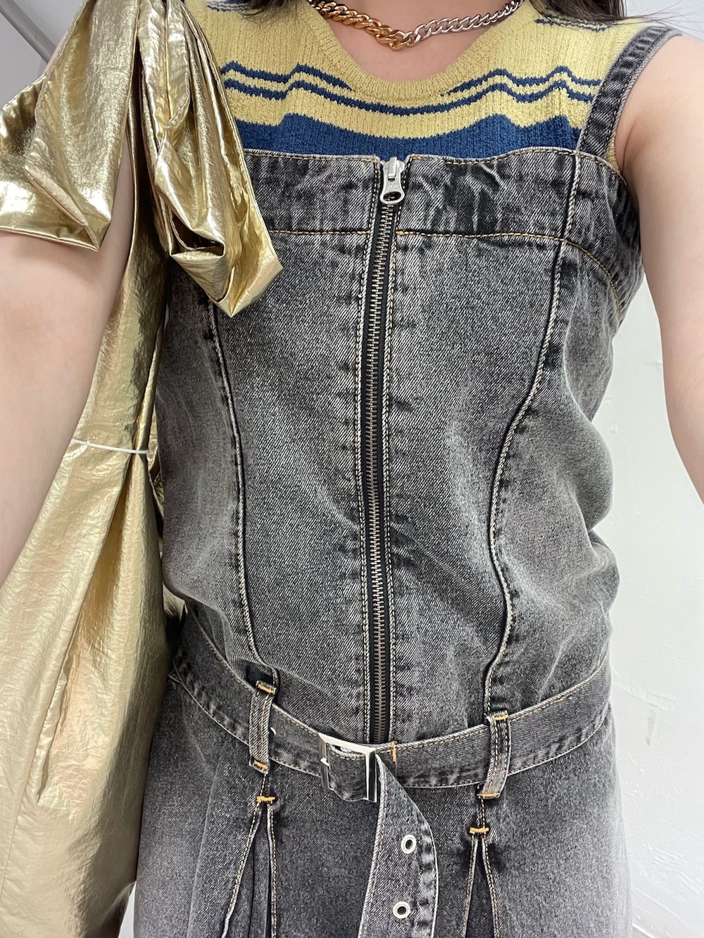 ブラック系のワンピース、イエロー系のタンクトップ、ゴールド系のトートバッグを着用したレディースの夏コーディネートの6枚目の写真