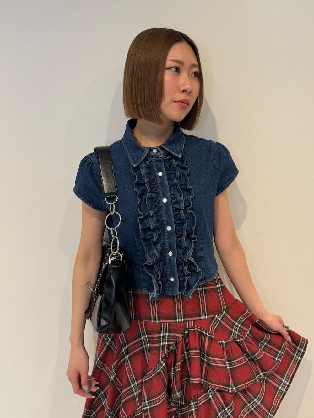 ブルー系のシャツ/ブラウス、レッド系のスカート、ブラック系のハンドバッグを着用したレディースの春コーディネートの5枚目の写真