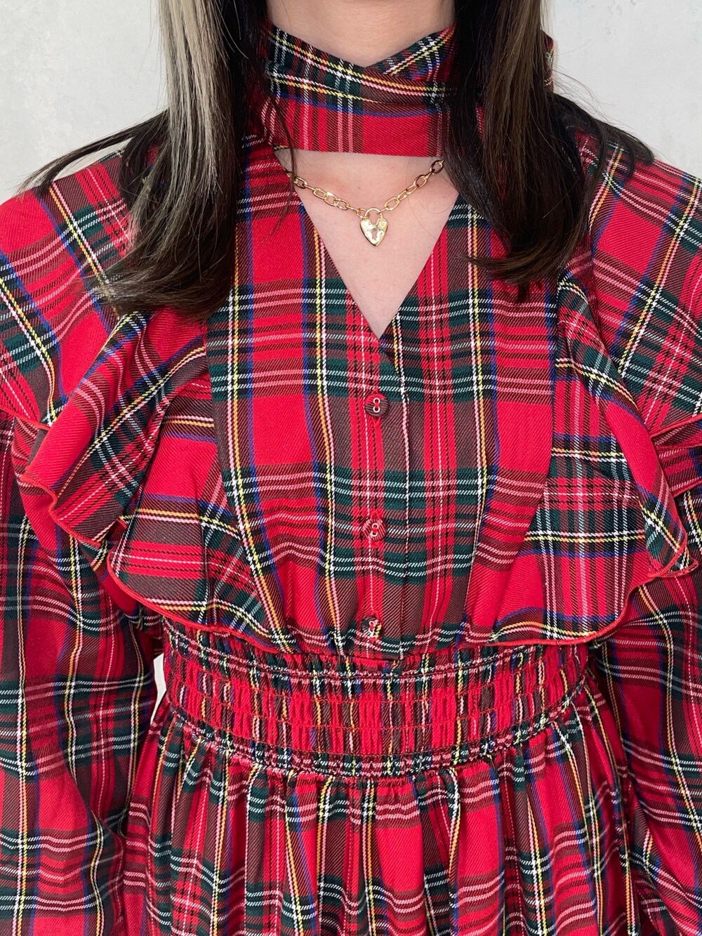 レッド系のワンピース、ゴールド系のネックレスを着用したレディースの冬コーディネートの6枚目の写真