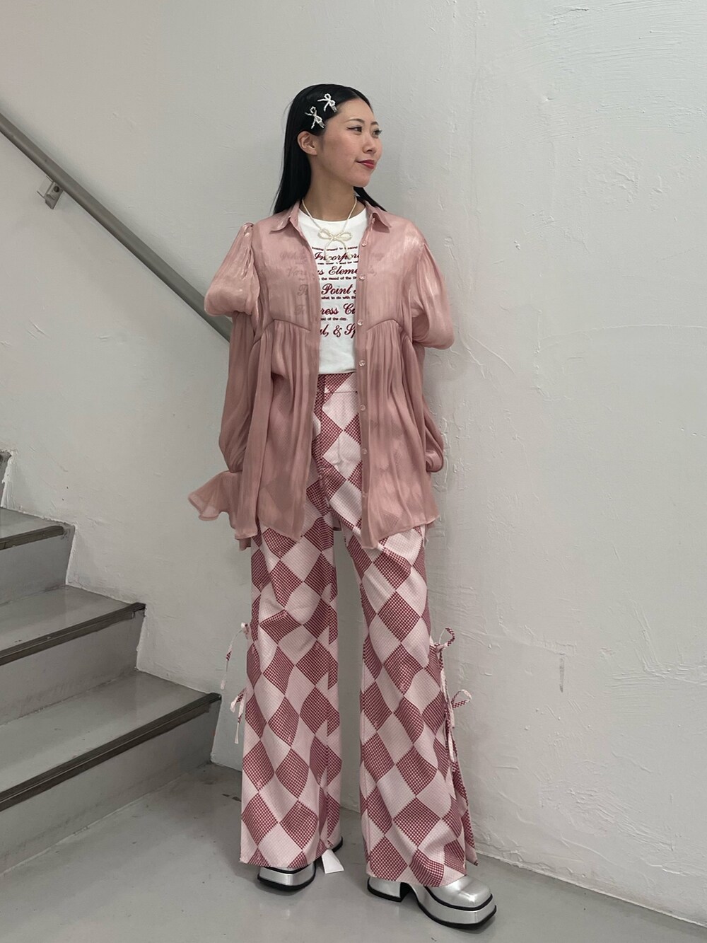 ピンク系のシャツ/ブラウス、ピンク系のその他パンツ、ホワイト系のTシャツ/カットソーを着用したレディースの春コーディネートの3枚目の写真