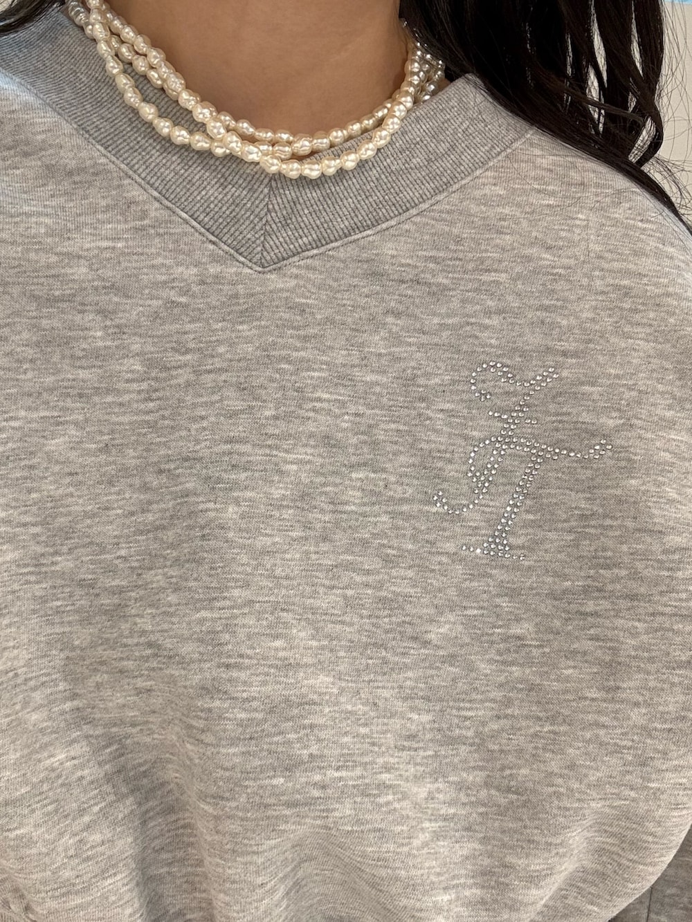 ブラック系のその他パンツ、グレー系のスウェット、ブラック系のパンプスを着用したレディースの冬コーディネートの9枚目の写真