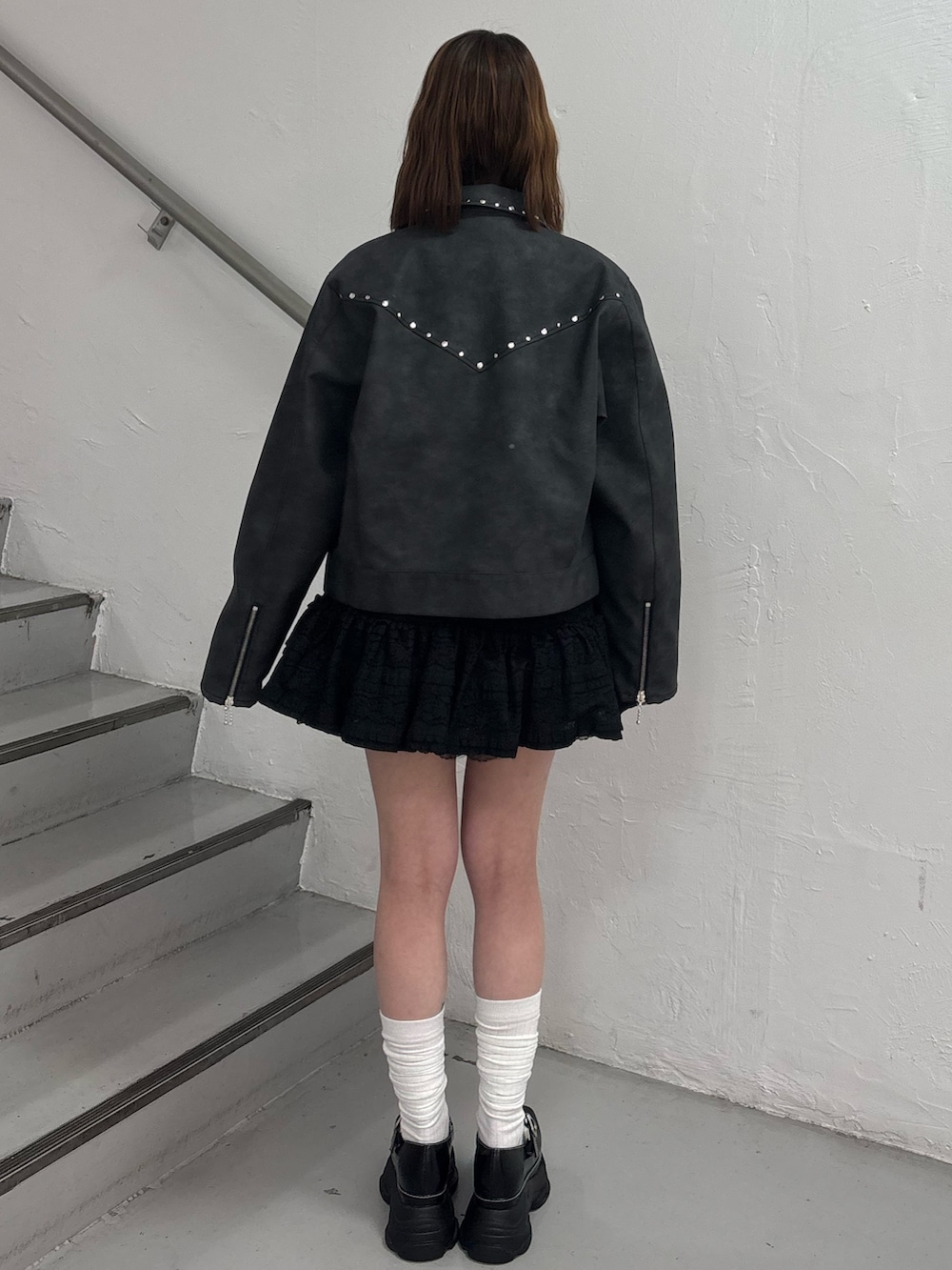 ブラック系のワンピース、ブルー系のシャツ/ブラウス、ブラック系のブルゾンを着用したレディースの冬コーディネートの5枚目の写真