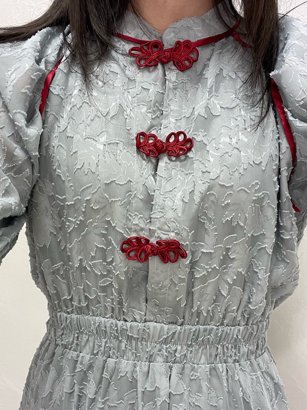 ブルー系のワンピース、シルバー系のブレスレットを着用したレディースの夏コーディネートの6枚目の写真