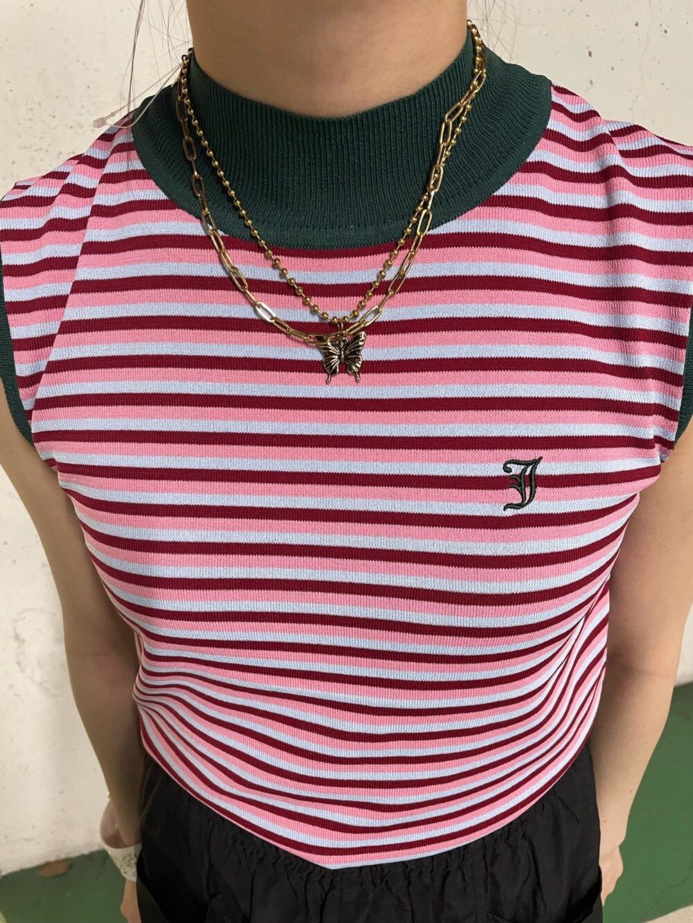 ブラック系のカーゴパンツ、ピンク系のニット/セーター、ホワイト系のブレスレットを着用したレディースの夏コーディネートの7枚目の写真