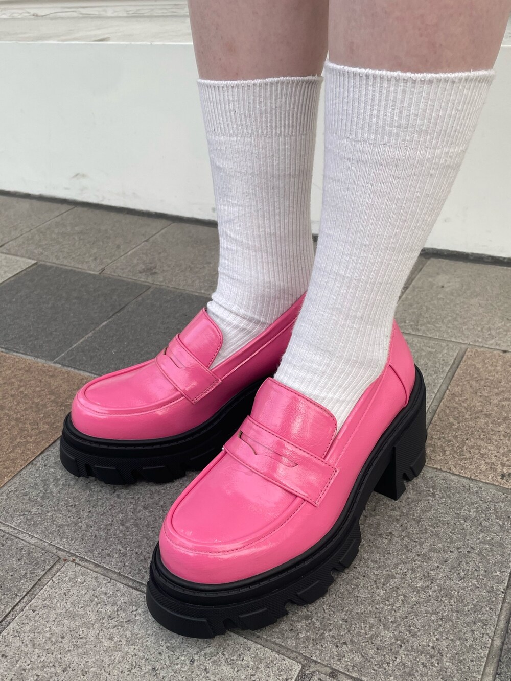 レッド系のその他パンツ、ピンク系のテーラードジャケット、ピンク系のローファーを着用したレディースの春コーディネートの10枚目の写真