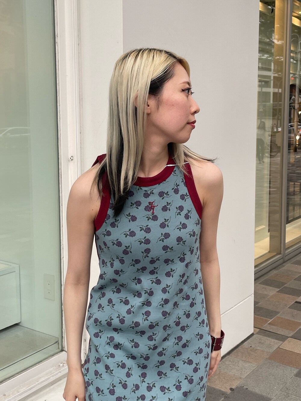 ブルー系のワンピース、パープル系のサンダル、レッド系のサングラスを着用したレディースの夏コーディネートの6枚目の写真