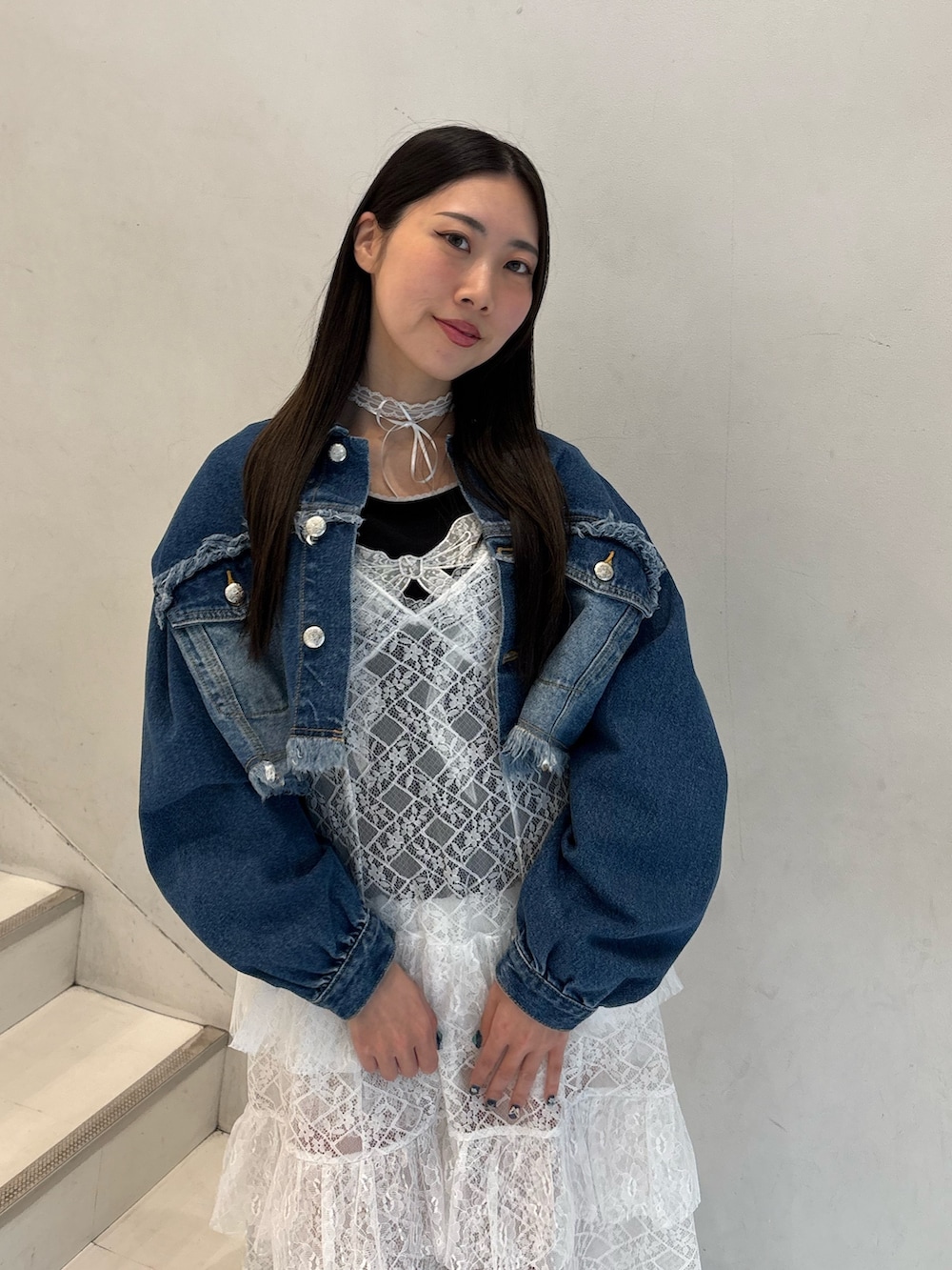 ホワイト系のワンピース、ブルー系のデニムジャケット、ブラック系のTシャツ/カットソーを着用したレディースの春コーディネートの6枚目の写真