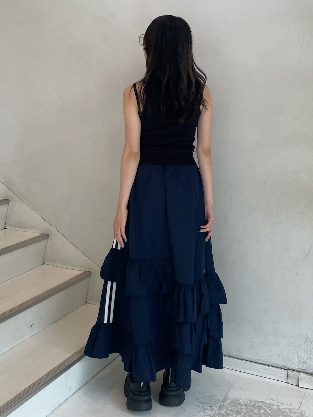 ブルー系のスカート、ブラック系のタンクトップ、ブラック系のキャミソールを着用したレディースの夏コーディネートの4枚目の写真