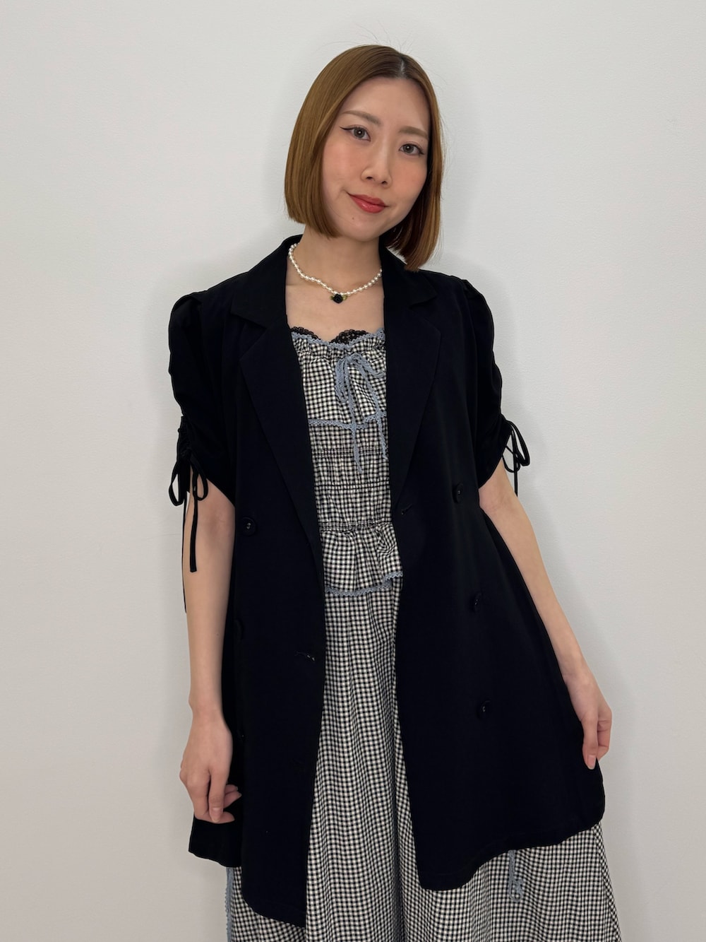 ブラック系のワンピース、ブラック系のワンピース、ブラック系のパンプスを着用したレディースの春コーディネートの5枚目の写真