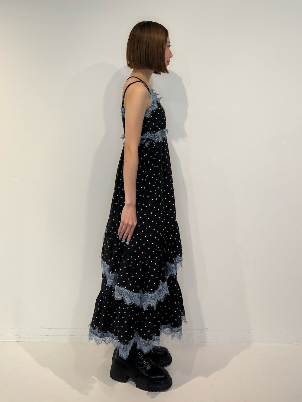 ブラック系のブーツ、ブラック系のワンピースを着用したレディースの冬コーディネートの3枚目の写真