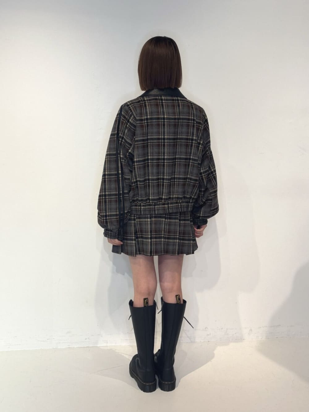 ブラック系のTシャツ/カットソー、レッド系のスカート、レッド系のブルゾンを着用したレディースの夏コーディネートの4枚目の写真