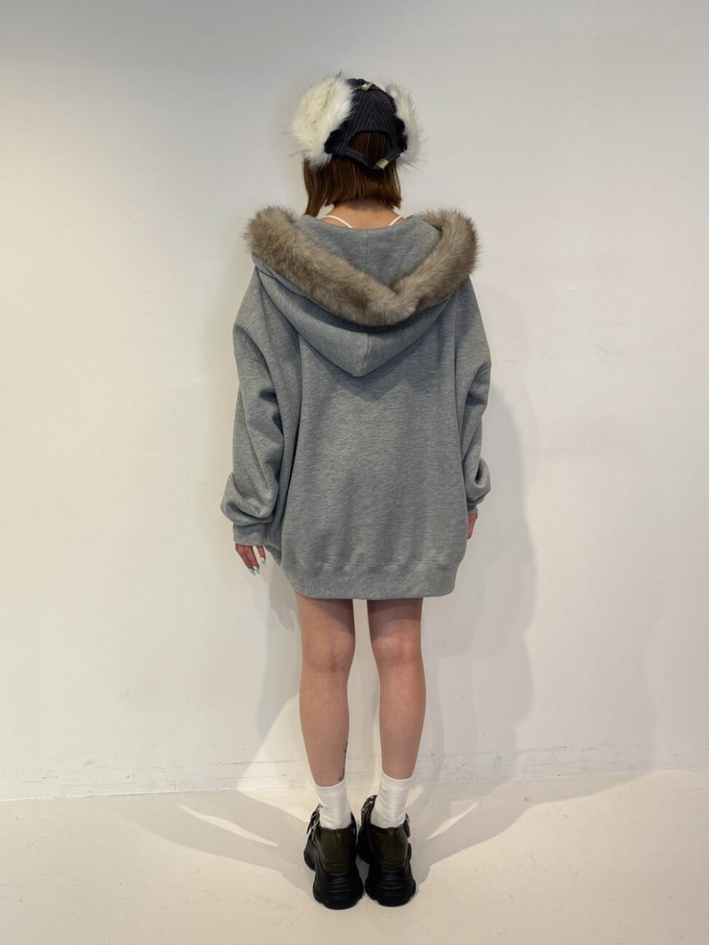 ブラック系のサンダル、グレー系のTシャツ/カットソー、グリーン系のその他パンツを着用したレディースの夏コーディネートの3枚目の写真