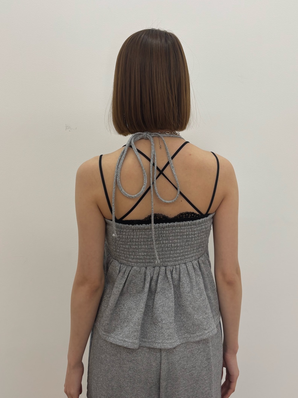 ブラック系のパンプス、グレー系のキャミソール、グレー系のその他パンツを着用したレディースの春コーディネートの7枚目の写真