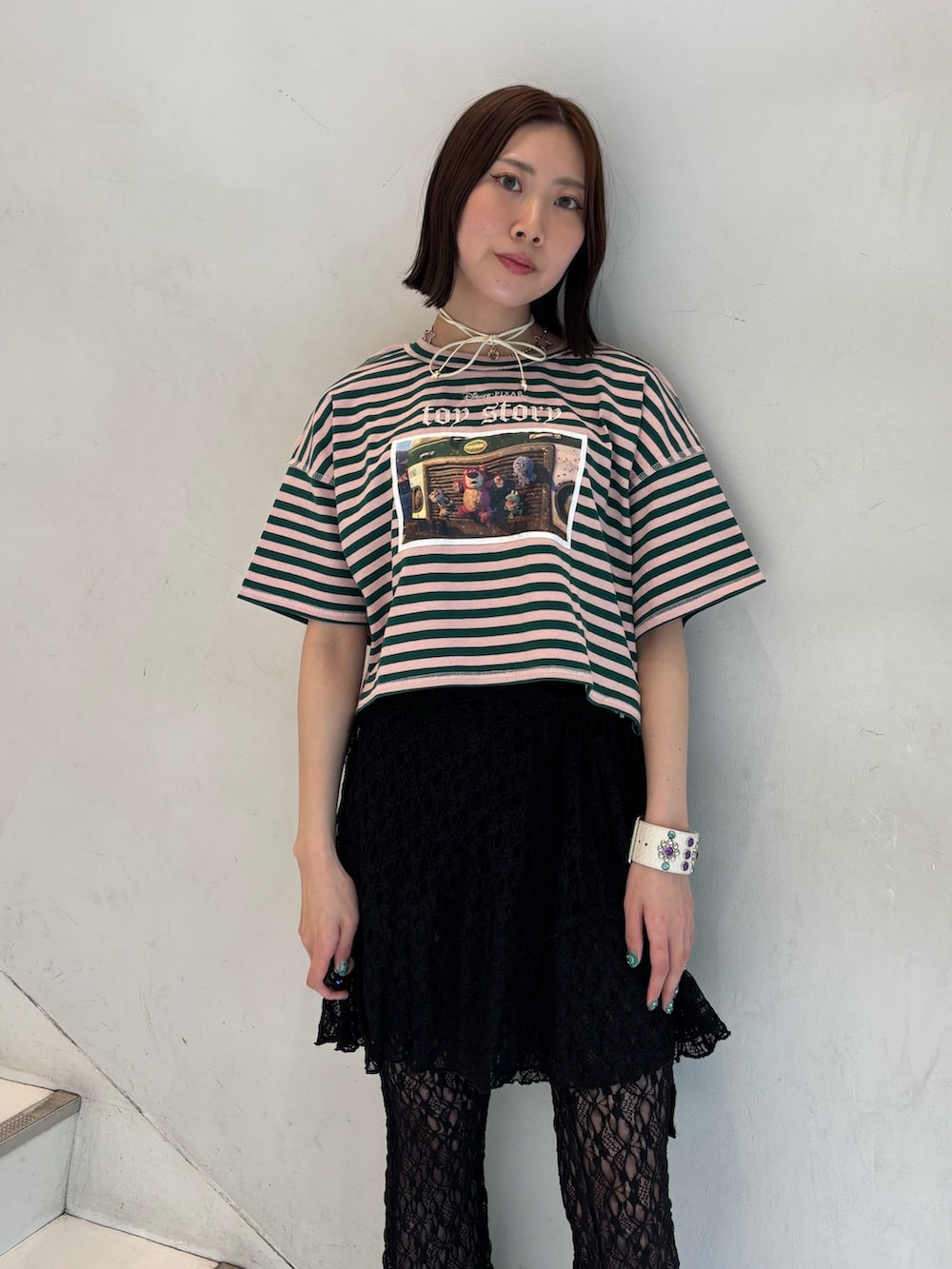 「jouetie、jouetiefashionista、jouetie_ootd、jouetieコーデ、ジュエティ、ジュエティ(jouetie)、ジュエティコーデ、ディズニーシー、ディズニーシーコーデ、ディズニー、ディズニーコーデ、ディズニーランド、トイストーリー、トイストーリーコーデ」｜「jouetieのラップレイヤードレースパンツ（その他パンツ、ブラック系）」を使った、RINOさん（骨格ウェーブ・レディース・156cm）の春コーディネートの6枚目の写真
