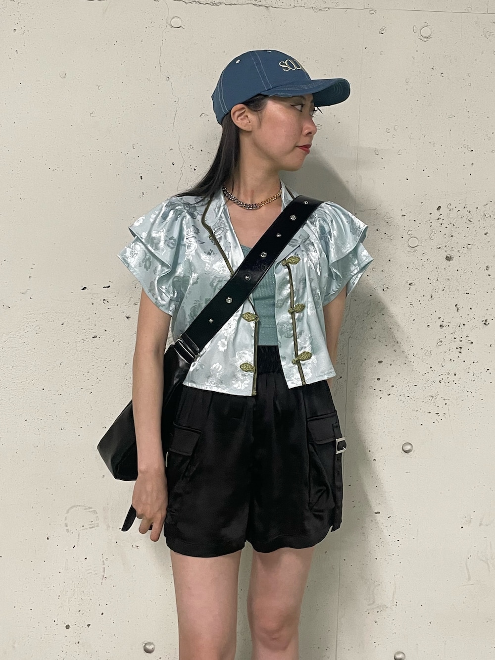 ブラック系のその他パンツ、ブラック系のショルダーバッグ、ブルー系のキャミソールを着用したレディースの春コーディネートの6枚目の写真