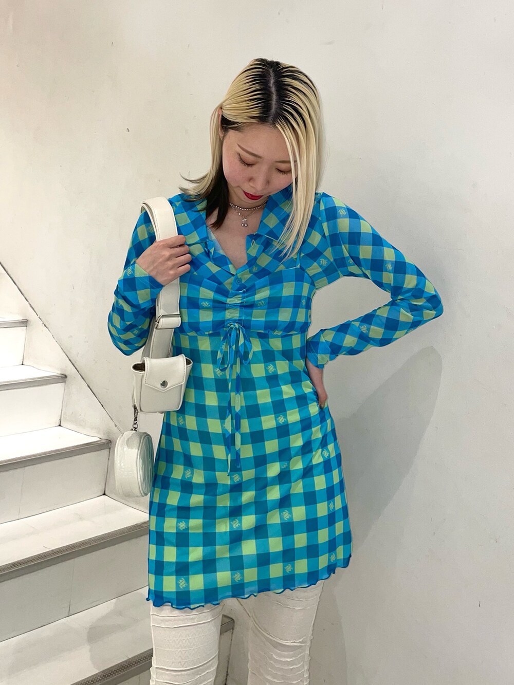 ブルー系のワンピース、ホワイト系のその他パンツ、パープル系のサンダルを着用したレディースの春コーディネートの5枚目の写真