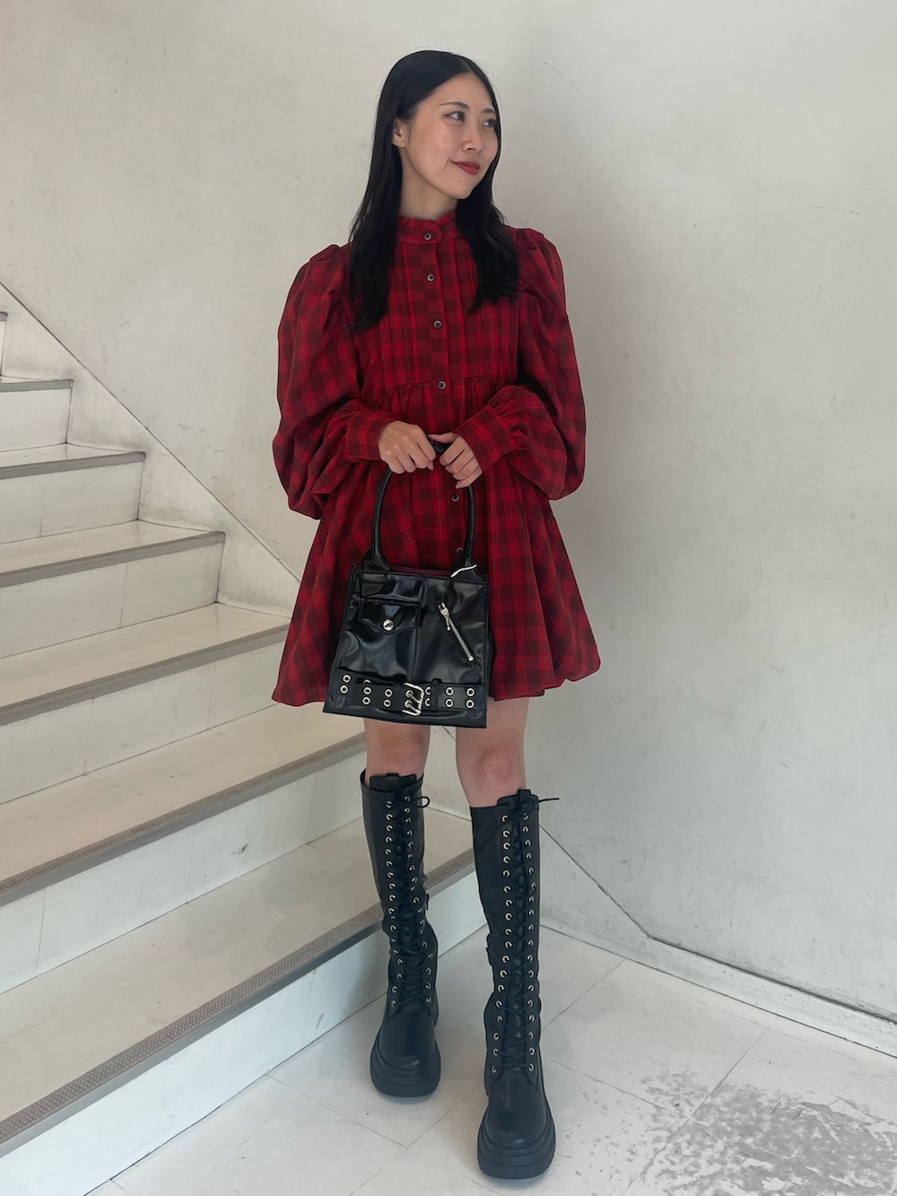 「jouetie、jouetiefashionista、jouetie_ootd、jouetieコーデ、ジュエティ、ジュエティ(jouetie)、ジュエティコーデ、チェック、FRUITS ZIPPER、ブーツ、赤チェック、赤チェックワンピース、秋コーデ、デートコーデ」｜「jouetieのライダースハンドBAG（ハンドバッグ、ブラック系）」を使った、RINOさん（レディース・156cm）の秋コーディネートの2枚目の写真