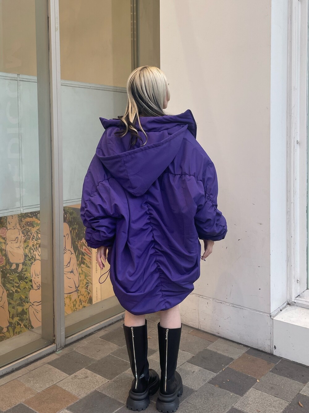 グリーン系のTシャツ/カットソー、その他のショルダーバッグ、ブラック系のその他パンツを着用したレディースの秋コーディネートの4枚目の写真