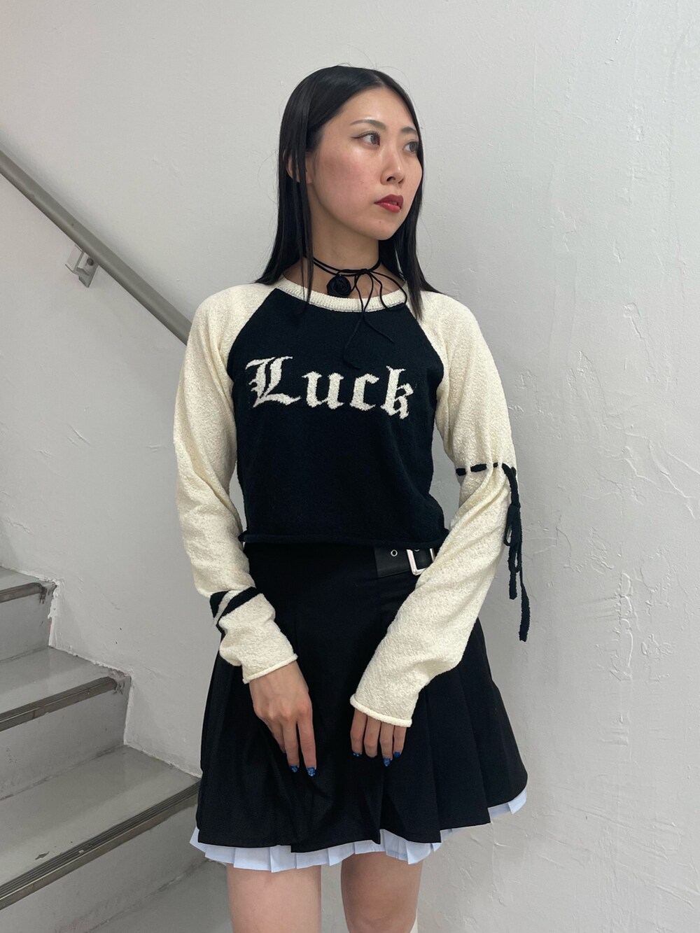 ブラック系のスカート、ブラック系のパンプス、ブラック系のニット/セーターを着用したレディースの夏コーディネートの5枚目の写真