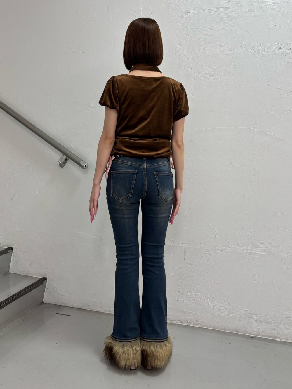 ブルー系のデニムパンツ、ブラウン系のTシャツ/カットソー、ピンク系のパンプスを着用したレディースの夏コーディネートの4枚目の写真