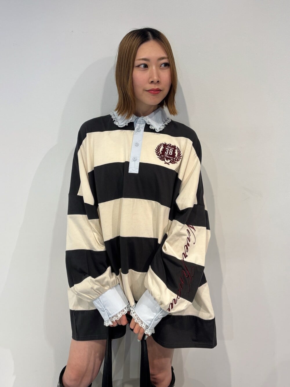 ブラック系のブーツ、ブラック系のTシャツ/カットソー、ブラック系のその他パンツを着用したレディースの夏コーディネートの6枚目の写真