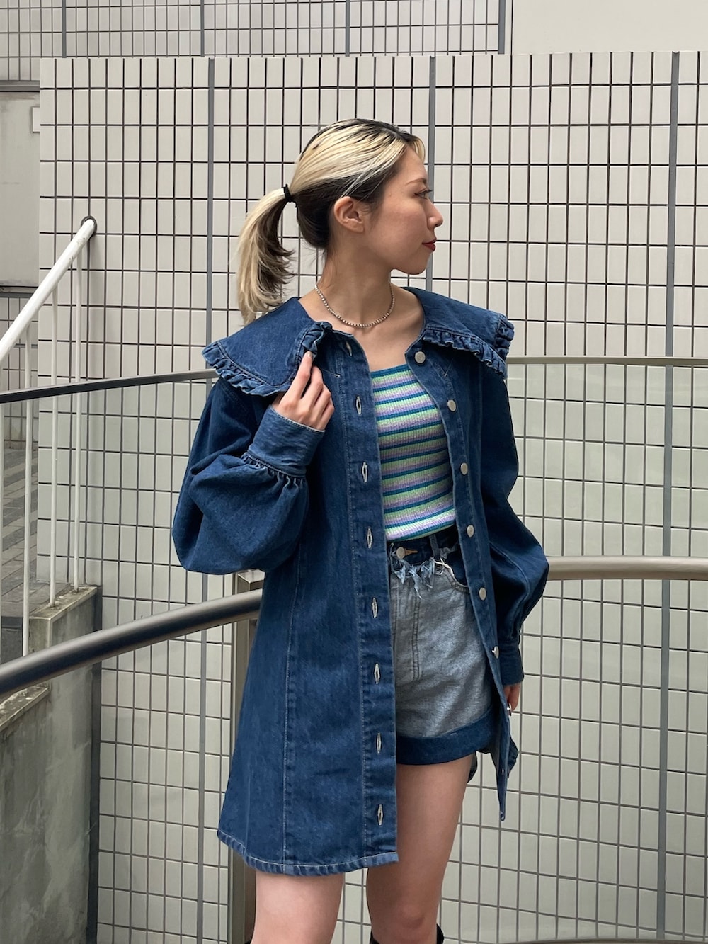ブルー系のワンピース、ブルー系のキャミソール、ブルー系のデニムパンツを着用したレディースの春コーディネートの5枚目の写真