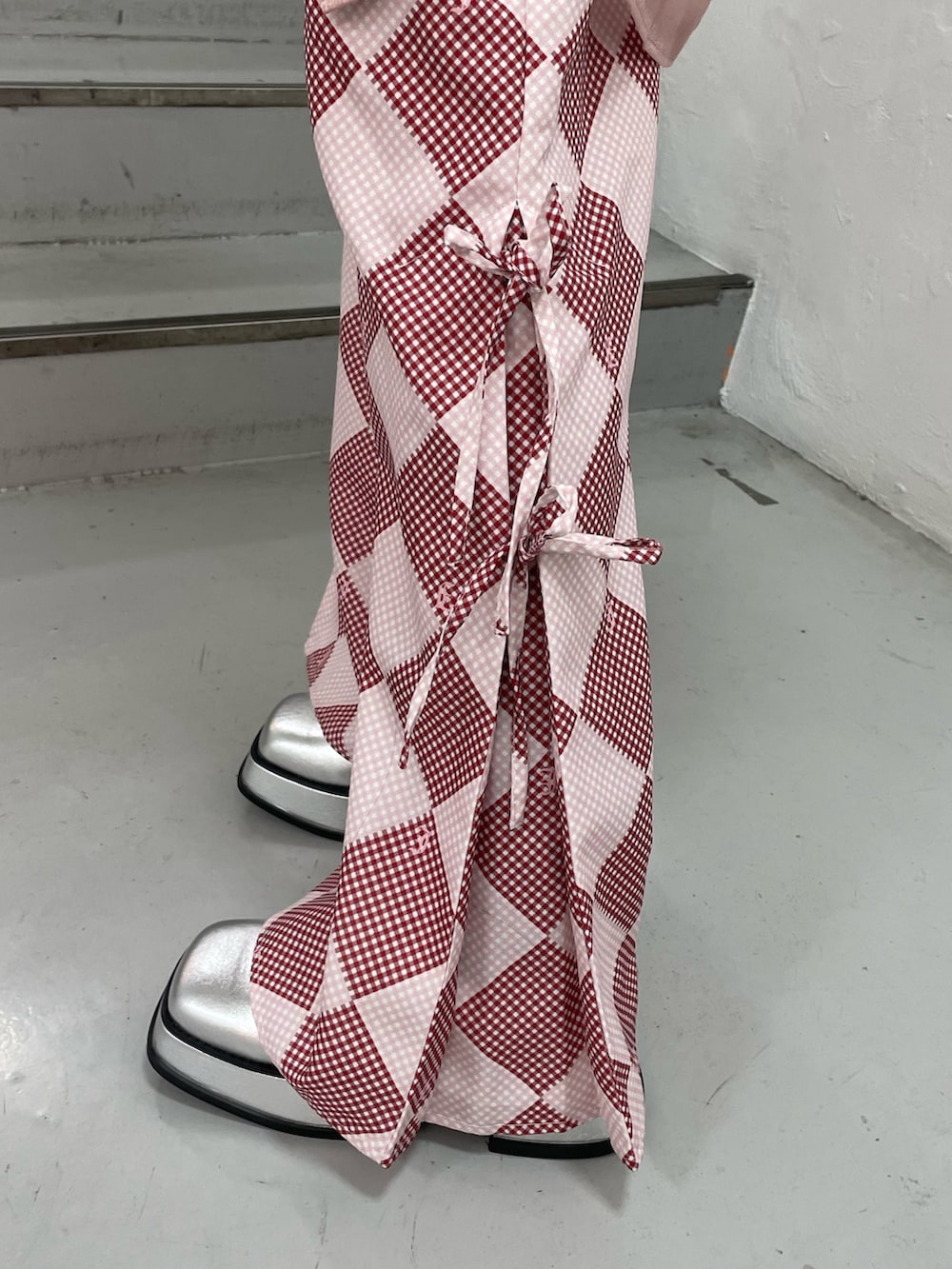 ピンク系のシャツ/ブラウス、ピンク系のその他パンツ、ホワイト系のTシャツ/カットソーを着用したレディースの春コーディネートの9枚目の写真