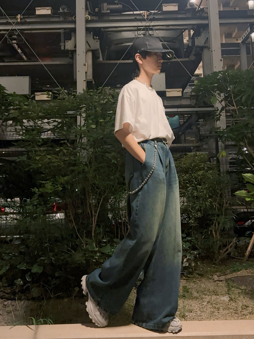 「フレアデニム、フレアパンツ、デニム、ヴィンテージ、キャップ、GRANCY、MONO-MART、タックイン」｜「MONO-MARTのヴィンテージメイクタックフレアデニムパンツ（デニムパンツ、ブルー系）」を使った、mitsuさん（メンズ・166cm）の夏コーディネートの3枚目の写真