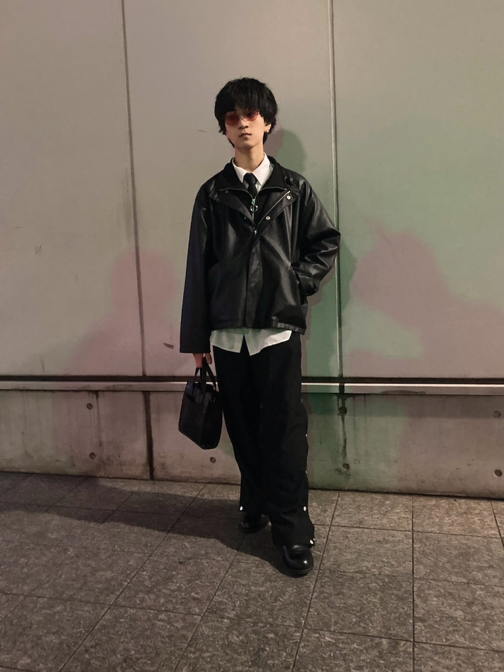 「モード、ネクタイ」｜「GUのアイテム（トートバッグ、ブラック系）」を使った、mitsuさん（メンズ・165cm）の冬コーディネートの2枚目の写真