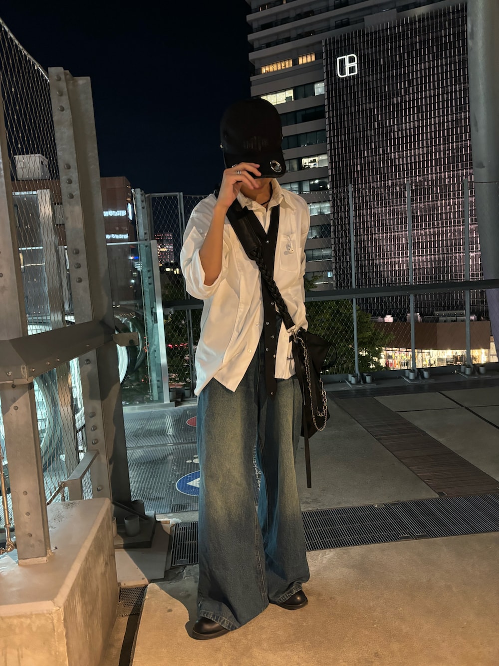「シャツスタイル、デニム、キャップ、ネクタイ、ヒールブーツ、秋服準備はじめました、ショルダーバッグ、フレアパンツ」｜「GRANCYの【GRANCY】EyeletDesign DamageCap  / アイレットデザイン ダメージキャップ（キャップ、ブラック系）」を使った、mitsuさん（メンズ・166cm）の秋コーディネートの2枚目の写真