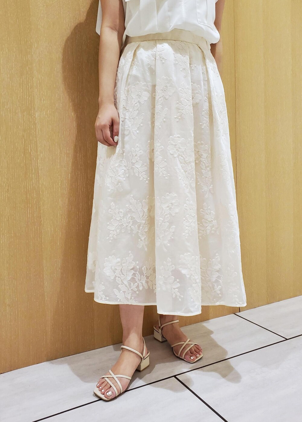 ホワイト系のハンドバッグ、ホワイト系のシャツ/ブラウス、ホワイト系のスカートを着用したレディースの春コーディネートの8枚目の写真