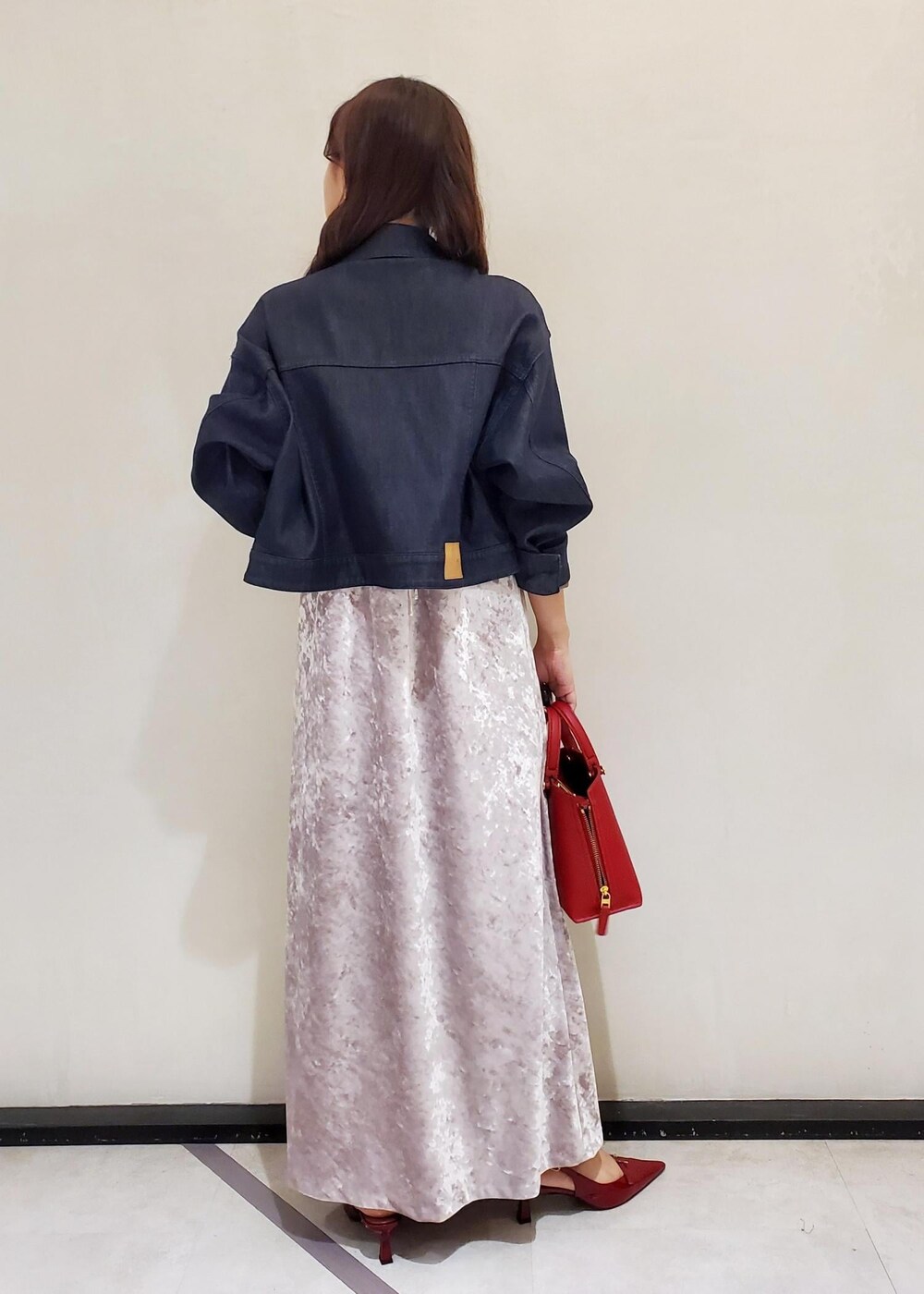 ホワイト系のキャミソール、レッド系のハンドバッグ、ホワイト系のワンピースを着用したレディースの秋コーディネートの3枚目の写真