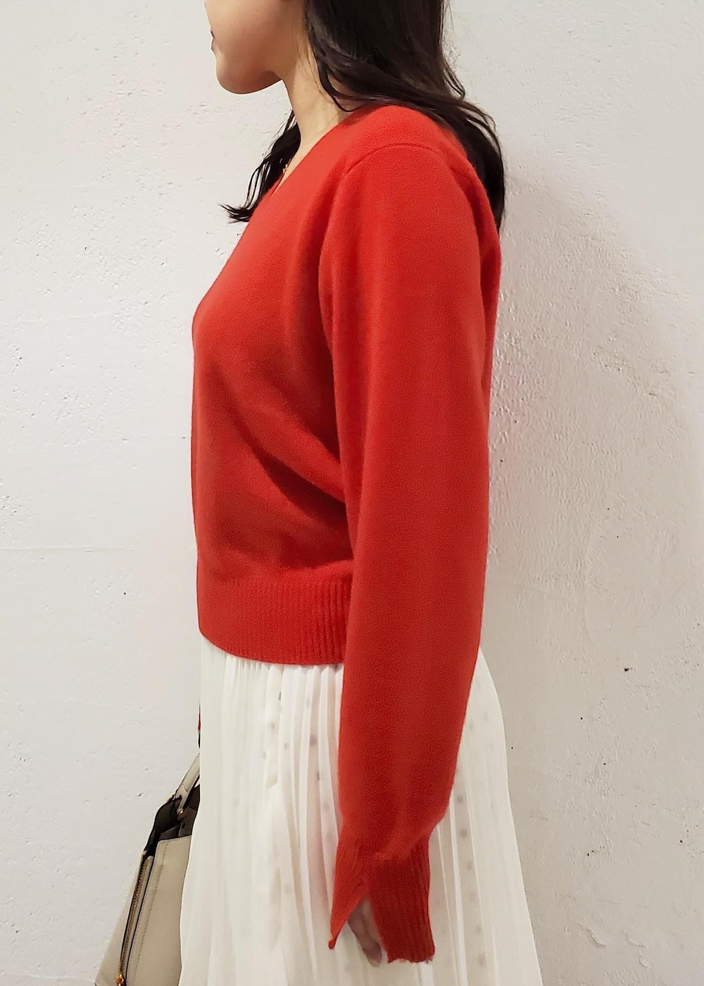 グレー系のハンドバッグ、ブラウン系のブーツ、ブラウン系のブルゾンを着用したレディースの秋コーディネートの9枚目の写真