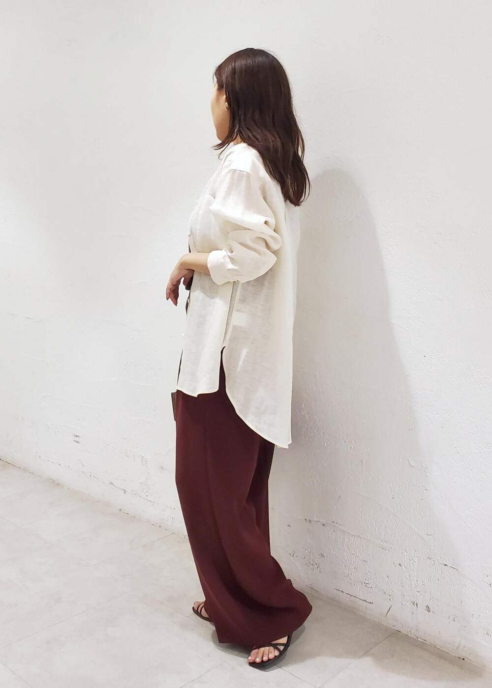 レッド系のその他パンツ、ベージュ系のハンドバッグ、ホワイト系のシャツ/ブラウスを着用したレディースの夏コーディネートの4枚目の写真