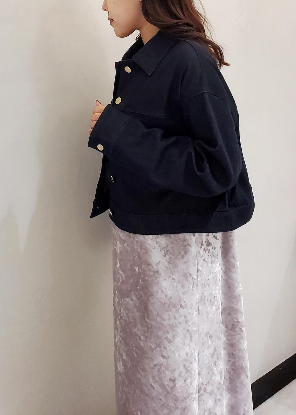 ホワイト系のキャミソール、レッド系のハンドバッグ、ホワイト系のワンピースを着用したレディースの秋コーディネートの6枚目の写真